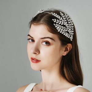 Eleganter silberner Braut-Haarreif mit Kristallblatt-Design, präsentiert am Model
