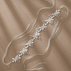 Détail du bandeau de mariée argenté avec perles, strass et rubans de soie blancs