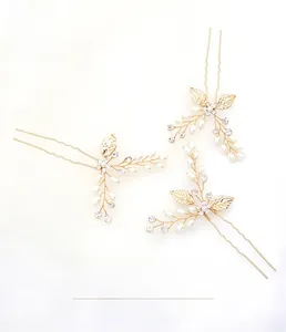 Détail d'épingles à cheveux de mariée avec feuilles dorées, perles et cristaux, lot de 3