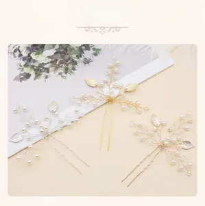 Détail d'épingles à cheveux de mariée en U avec cristaux, perles et feuilles en métal