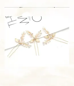 Vue détaillée d'épingles à cheveux de mariée avec perles et strass sur fil doré