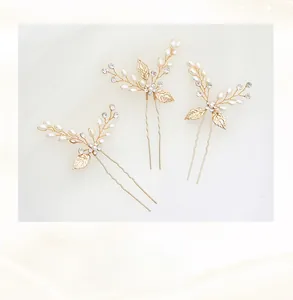 Détails d'épingles à cheveux de mariée faites main avec perles et motifs de feuilles