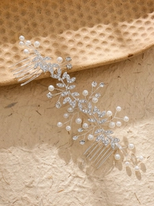 Détail d'un peigne à cheveux de mariée avec perles et strass sur plat en céramique