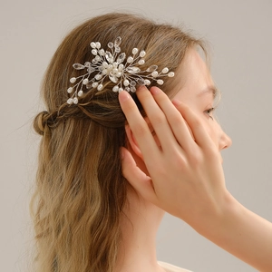 Dettaglio del pettine per capelli da sposa fatto a mano con perle e cristalli sui capelli