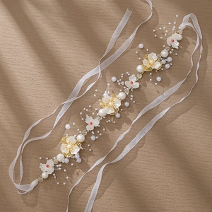 Serre-tête de mariée avec fleurs de perles blanches et rubans en organza pur