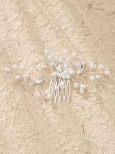 Vista macro dettagliata del pettine da sposa fatto a mano con perle e cristalli