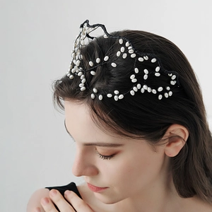 Détail d'un serre-tête de mariée en maille noire tissée à la main avec perles élégantes