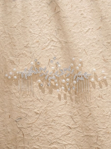 Détail de peignes à cheveux de mariée faits main avec fleurs argentées et strass scintillants