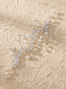 Détail du peigne à cheveux de mariée argenté avec strass et perles faits à la main