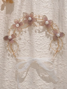 Détail du bandeau de mariée avec fleurs en maille lavande, perles et dentelle dorée