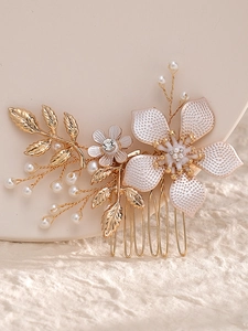Détail d'un peigne à cheveux artisanal en alliage doré avec perles pour coiffure de mariée