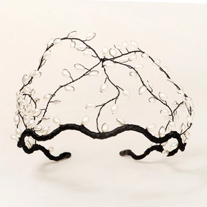 Détail du serre-tête de mariée tissé à la main avec perles blanches sur fil noir élégant