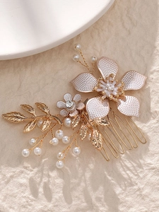Détail de peigne à cheveux de mariée doré à la main avec perles et fleurs en alliage chic