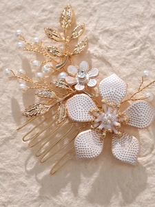 Détail du peigne à cheveux mariée fait main avec feuilles dorées et fleurs en perles