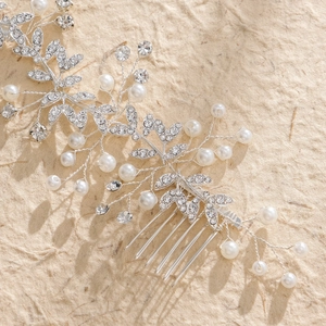 Peigne à cheveux de mariée élégant avec perles à la main et strass pour coiffures de mariage