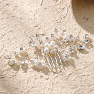 Dettaglio del pettine da sposa fatto a mano con perle bianche e strass brillanti a navette