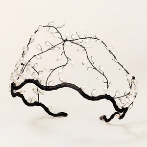 Serre-tête de mariée élégant avec perles blanches et design en maille tressée noire