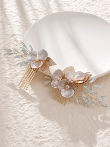 Détail de peignes de mariée avec fleurs artisanales, perles et perles de cristal bleu