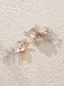 Détail du peigne de mariée avec feuilles en métal doré et perles bleues irisées