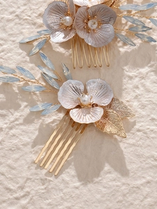 Vue détaillée d'un peigne à cheveux de mariée fait main avec fleurs dorées et perles bleues