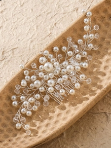 Dettaglio macro del pettine da sposa con perle e cristalli fatti a mano e filo d'argento