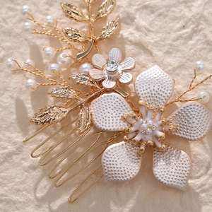 Peigne à cheveux de mariée fait main avec fleurs blanches, perles et feuilles dorées