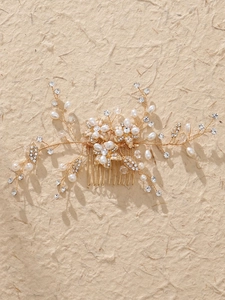 Dettaglio del pettine per capelli da sposa fatto a mano con perle e strass su filo d'oro