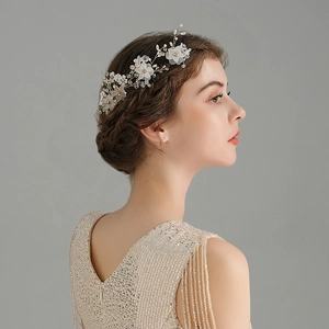 Détail du peigne de mariée avec fleurs blanches, perles et strass en cristal
