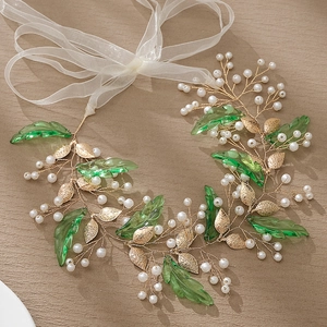 Détail du bandeau feuilles dorées avec feuilles en résine verte, perles et ruban organza