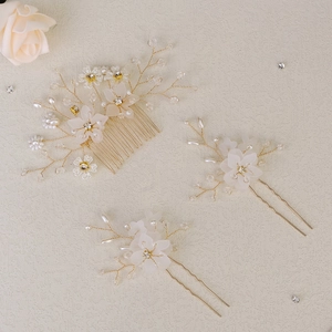 Détail d'un ensemble de peignes à cheveux de mariée avec fleurs et cristaux