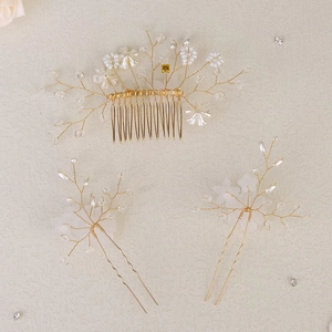 Détails d'un peigne et d'épingles à cheveux de mariée dorés faits main avec perles et cristaux