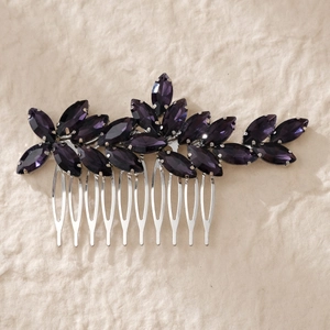 Détail du peigne à cheveux vintage avec cristaux violets en forme de feuille et base argent