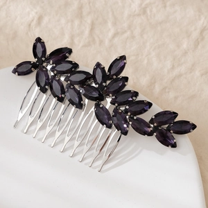 Détail d'un peigne à cheveux de mariée avec cristaux violets taillés en marquise florale