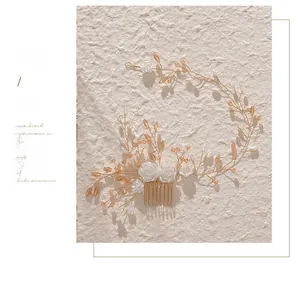 Detail der Braut-Haarkamm mit Golddraht, Harzblumen und Perlen auf strukturiertem Papier
