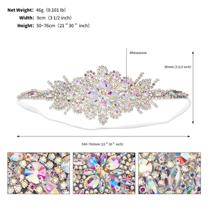 Vue détaillée du bandeau élastique fait main avec des strass irisés aux motifs floraux