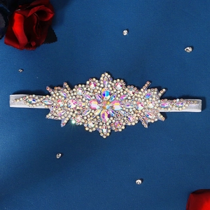 Détail d'un bandeau de mariée avec cristaux AB et motif losange sur un ruban élastique blanc