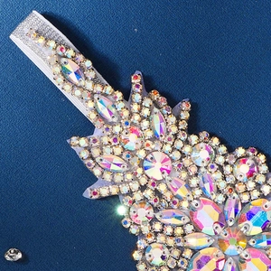 Détails de strass colorés cousus main sur un bandeau de mariée élastique brillant
