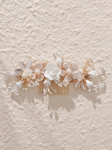 Détail du peigne à cheveux de mariée fait main avec feuilles dorées et perles blanches