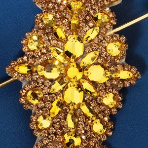 Détail de cristaux jaunes et ambre cousus main sur tulle pour accessoire de cheveux de mariée