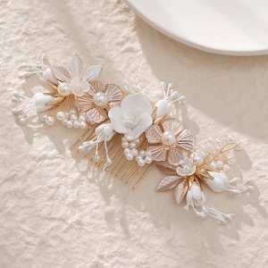 Peigne à cheveux de mariée élégant avec roses en céramique blanche, perles et feuilles d'or