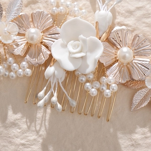 Peigne à cheveux de mariée avec fleurs en céramique blanche, pétales dorés et perles