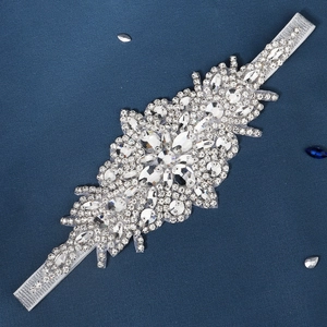 Détail d'une jarretière de mariée de luxe sertie de cristaux marquise et de strass