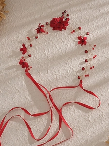 Détail de la coiffe de mariée rouge avec perles de cristal et fleurs en tissu faites main