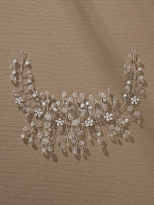 Détail d'une vigne de cheveux de mariée avec fil d'argent, perles de cristal et strass