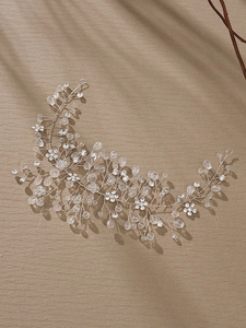 Détail d'un bandeau de mariée fait main avec fil d'argent, perles et cristaux brillants