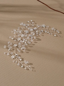 Détail d'une vigne à cheveux argentée faite main avec cristaux et strass pour mariée