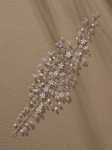 Détail d'une vigne de cheveux de mariée avec perles en cristal et strass floraux faits main