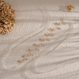 Goldenes Braut-Haarband mit Seesternen und Perlen auf weißem Band für Hochzeiten