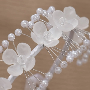 Serre-tête de mariée fait main avec fleurs en acrylique blanches et perles nacrées
