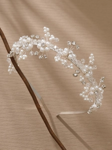 Détail d'un serre-tête de mariée fait main avec perles et cristaux fins